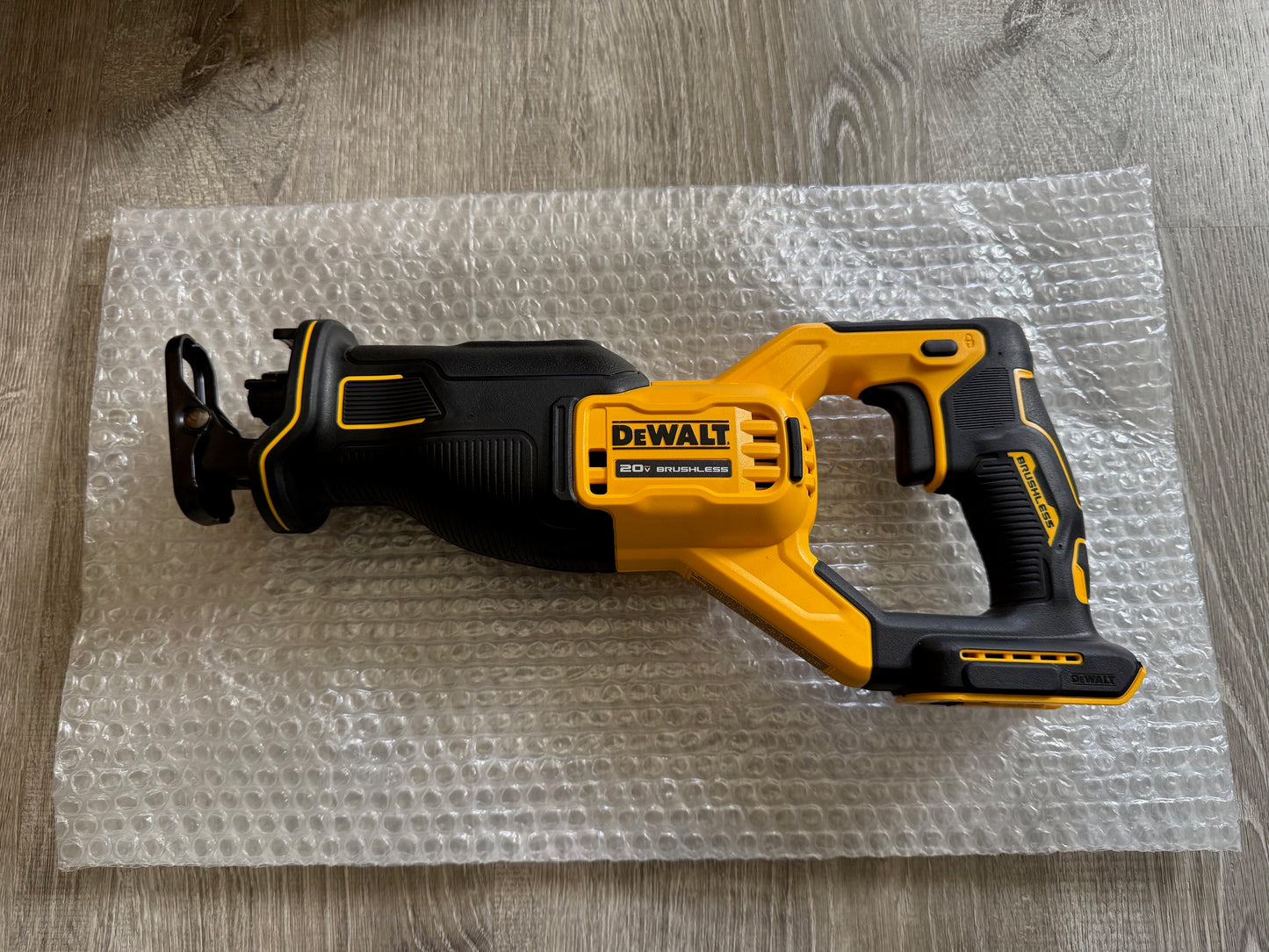 NEW Dewalt 20v Volt XR Reciprocating Saw Sawzall (DCS382B)