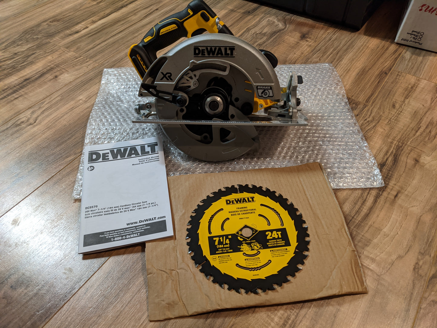 NEW Dewalt 20V XR Brushless 7-1/4” CORDLESS CIRCULAR SAW – TOOL ONLY DCS570B