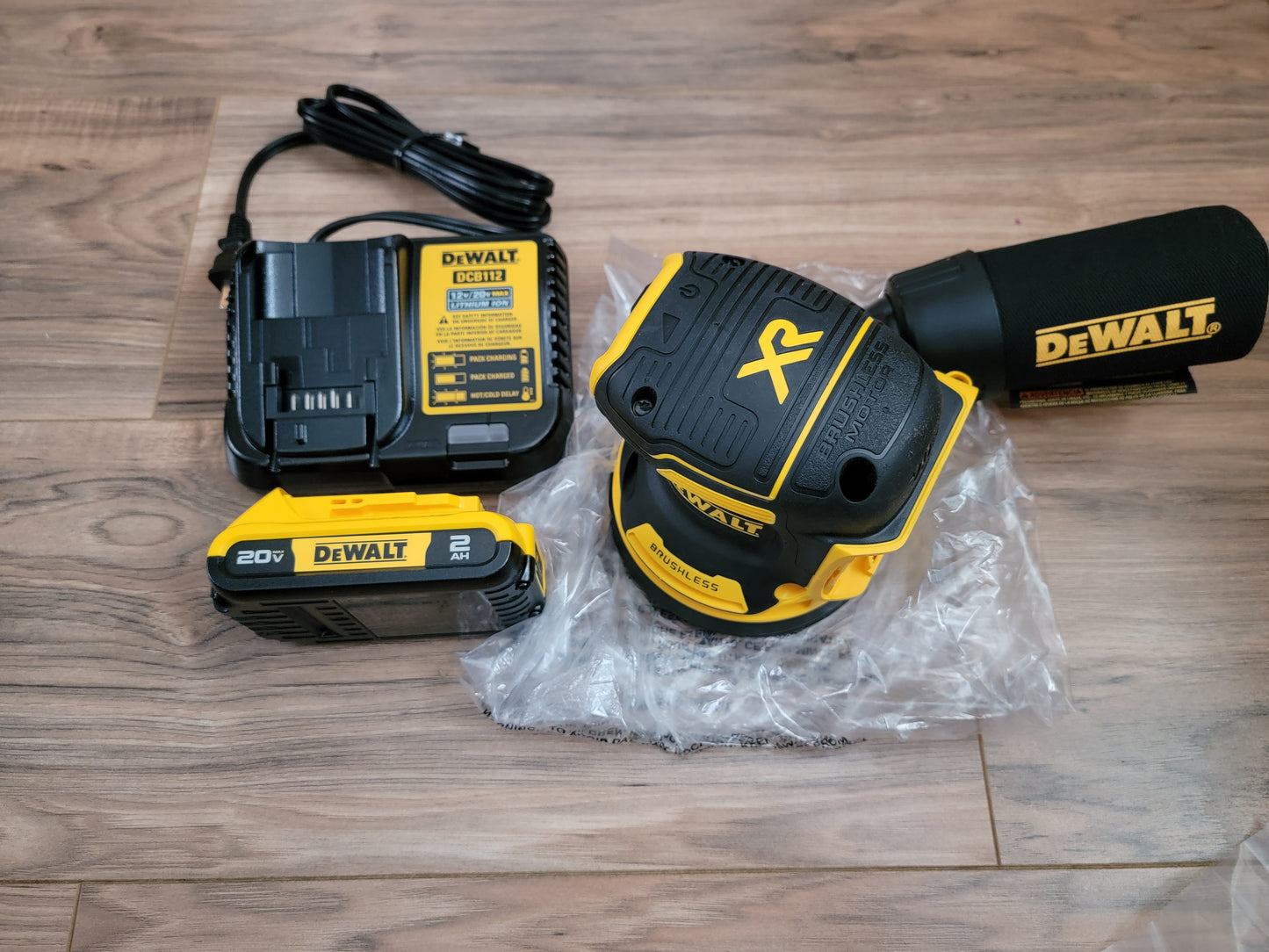 New Dewalt 20v XR 5" Cordless Brushless Random Orbital Sander Kit (Includes charger and battery)